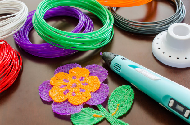 3 d的钢笔。套件彩色塑料3D笔。3d数字与自己的手。关于创造力的想法。放学后的爱好。图片下载