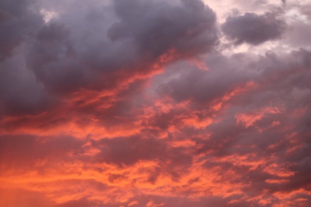 紫色和黄色，火红的日落图片下载