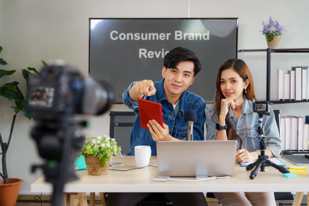 这对年轻的千禧一代视频博主夫妇在家庭工作室通过社交媒体频道进行产品评论和在线直播图片下载