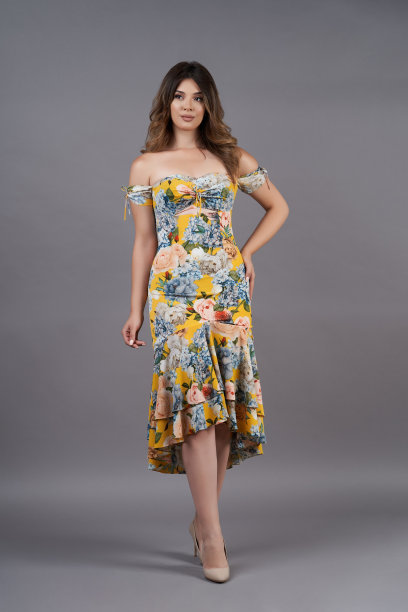 美丽微笑的女人穿着时髦的衣服图片下载