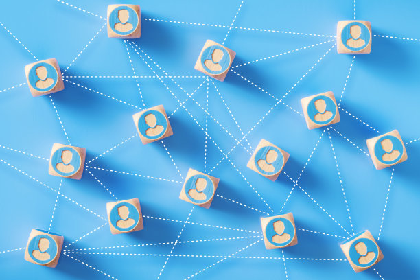 人符号绘制的蓝色木块由虚线连接坐在蓝色的背景图片下载