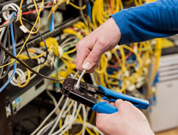 服务器机房网络工程师。连接网线到交换机图片下载