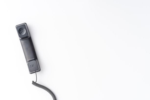 老式手机孤立的白色桌面与拷贝空间。热线的概念图片下载