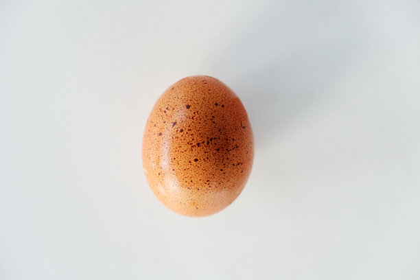 白色背景上孤立的斑点棕色鸡蛋图片下载