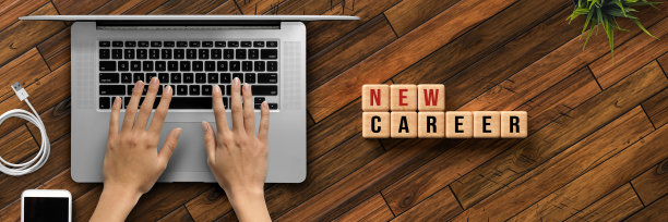 一只手在电脑键盘上打字，上面写着“新事业”的信息图片下载