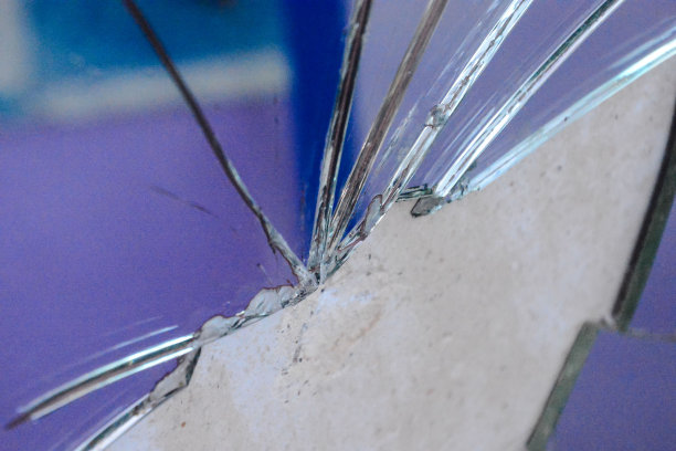 破碎的镜子碎成许多碎片图片下载