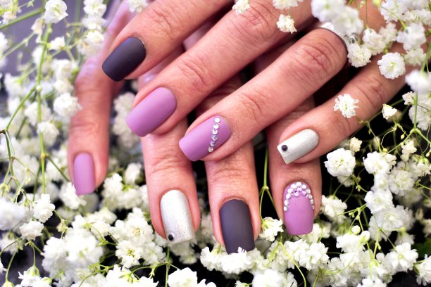 带有婴儿气息的紫色指甲艺术设计图片下载