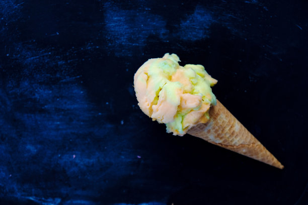 有拷贝空间的冰冻冰淇淋蛋筒图片下载