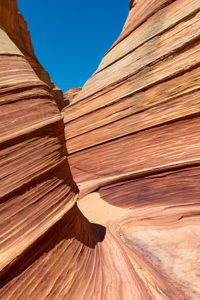 在犹他州和亚利桑那州徒步冲浪图片下载
