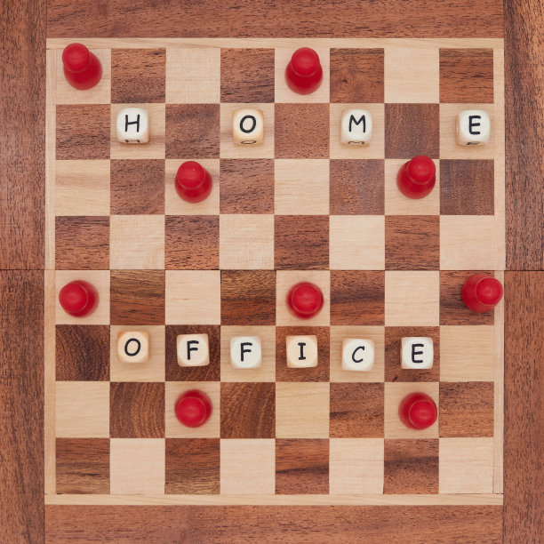 红兵在家在一个小棋盘上工作，并保持距离图片下载