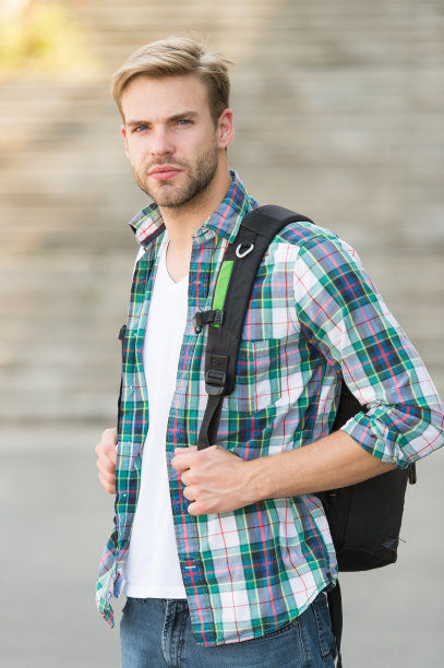 大学教育。大学生活。现代的学生。大学生背包城市背景。帅哥在上大学。教育促进未来的成功。男子正常的学生外貌图片下载