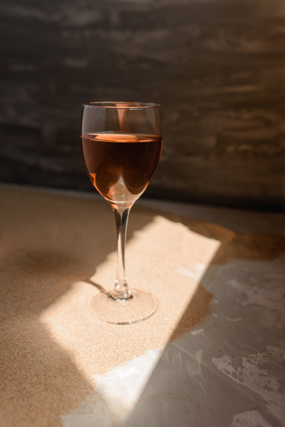 沙滩上的拱形阳光下，一杯红酒。图片下载