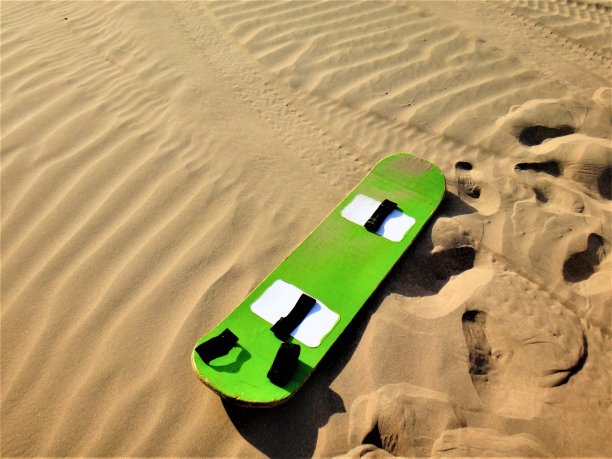 秘鲁瓦卡奇纳沙漠中的沙板图片下载