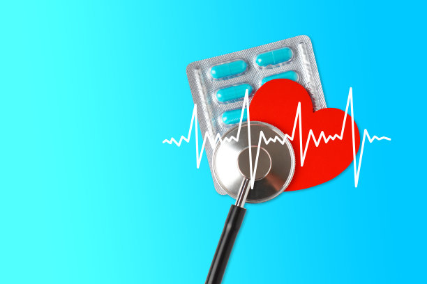 心血管系统的健康和维护理念与心脏符号，药丸和医疗听诊器。图片下载