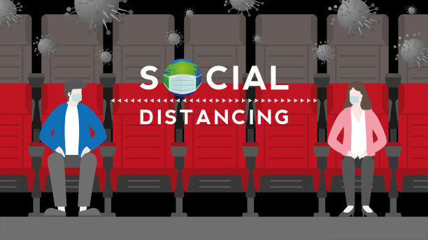 在covid-19冠状病毒大流行后保持社交距离和佩戴口罩。新的常态是保持距离和个人距离。一对情侣在电影院看电影，各自坐在座位上。图片下载