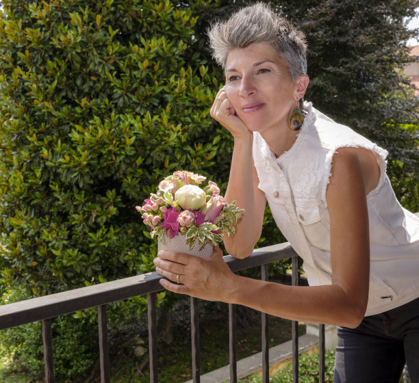 40、结婚周年快乐的女人，手里捧着一束美丽的五彩芬芳的鲜花。图片下载