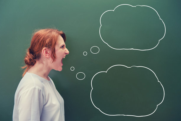 女老师气得满脸通红，抄着空格。女老师对着学校的黑板大喊大叫图片下载