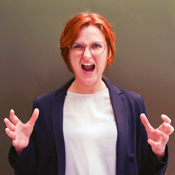 一位女老师气得脸都红了。愤怒的老师对着学校的黑板大喊:万圣节图片下载