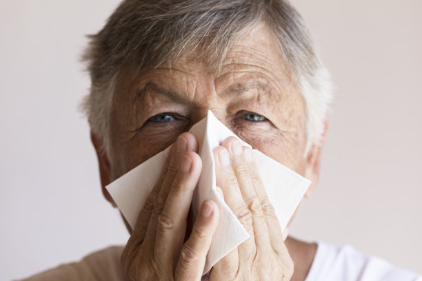 妇女在清洗她的鼻子图片下载