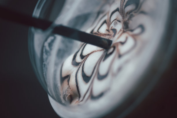 在美味的冰摩卡咖啡上的牛奶泡沫上的美丽艺术。又一个夏季饮料菜单。近距离和俯视图照片图片下载