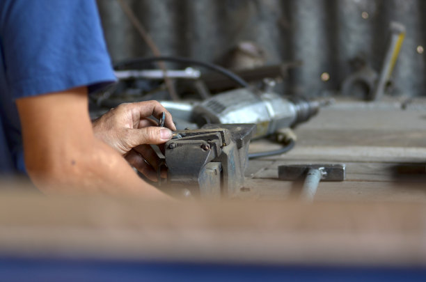 旧车间的机械师图片下载