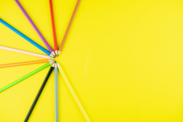 黄色背景上的彩色铅笔。平的。副本的空间。在办公室工作。图片下载