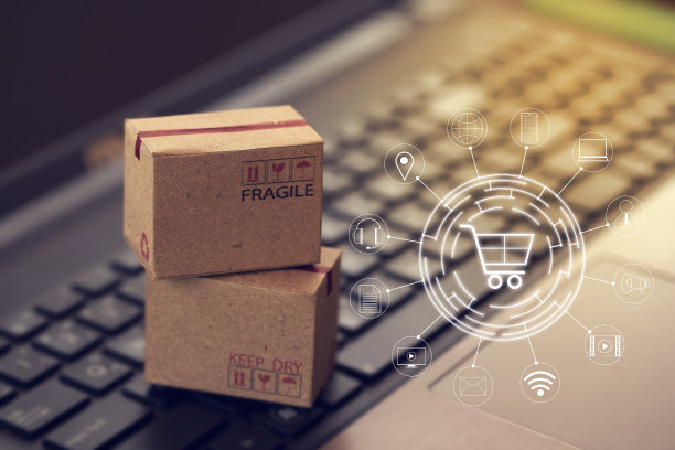 网上购物，电子商务概念:纸板箱与图标客户网络连接在键盘上。描述的交通可以很容易地使用在线互联网。图片下载