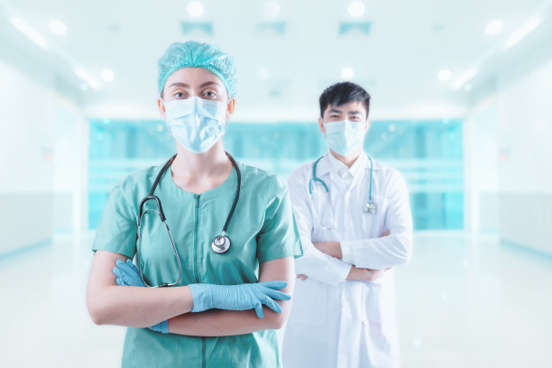 患者保健与医生职业概念，医院临床保健中的医师医生团队。心脏病专家专家医生团队检查患者的背景。图片下载