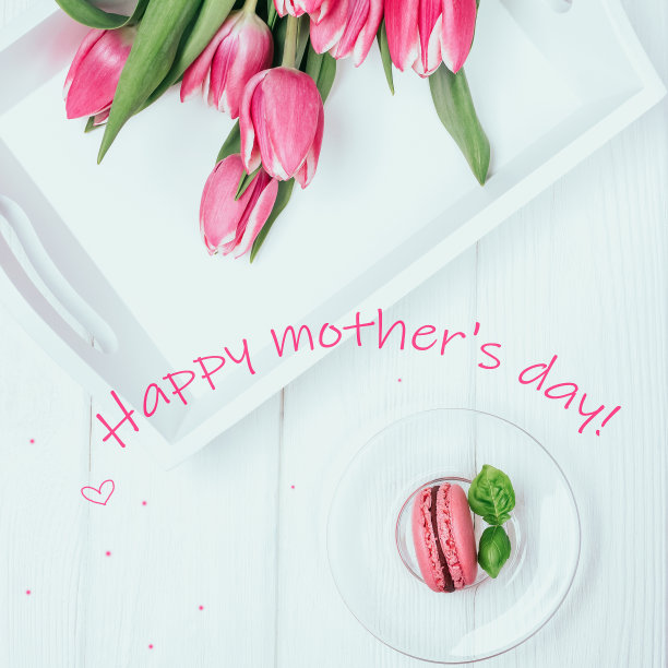 祝您母亲节快乐。粉红色的春天郁金香和覆盆子马卡龙图片下载
