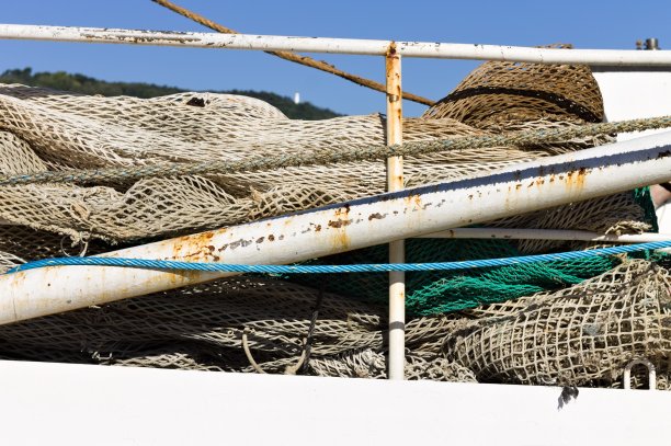 一艘旧白色渔船上的渔具和物品(意大利，欧洲，Pesaro)图片下载