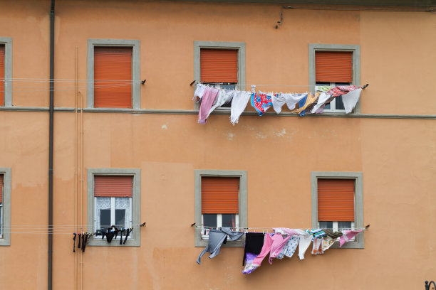 意大利托斯卡纳西岸利古里亚海利沃诺，晾在晾衣绳上的衣服图片下载