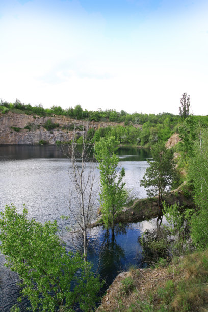 夏天高原上的一条美丽的河流。湖在一个生态干净的公园保护区，在山的背景。春天的美景。设计素材照片图片下载