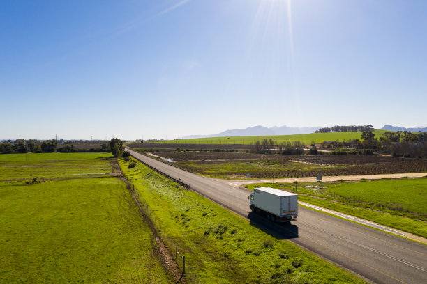 卡车沿着公路行驶穿过农田图片下载