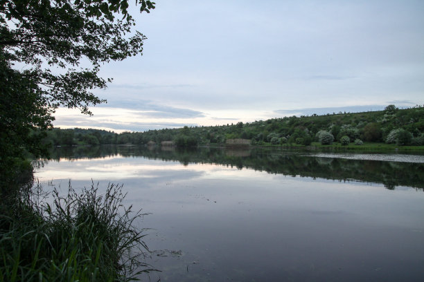 夏天高原上的一条美丽的河流。湖在一个生态干净的公园保护区，在山的背景。春天的美景。设计素材照片图片下载
