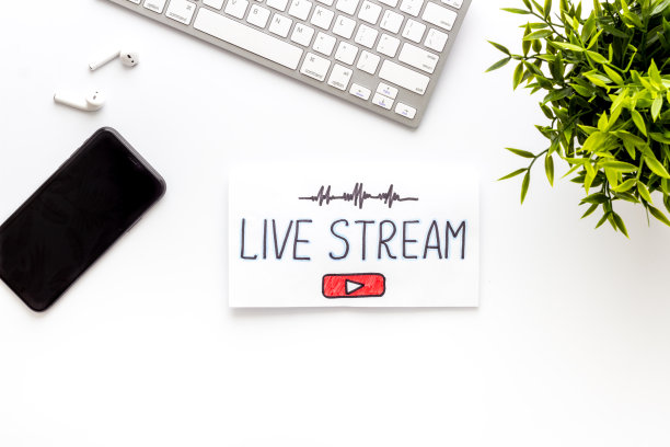 在线流媒体社交媒体概念。写字板在办公桌上俯视图图片下载