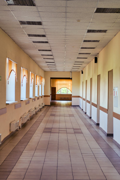 高中里空荡荡的走廊。夜校里空荡荡的走廊图片下载