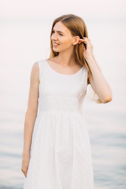 一个美丽的夏天女孩的肖像在白色的夏装，放松和摆姿势在海滩上。暑假,海图片下载