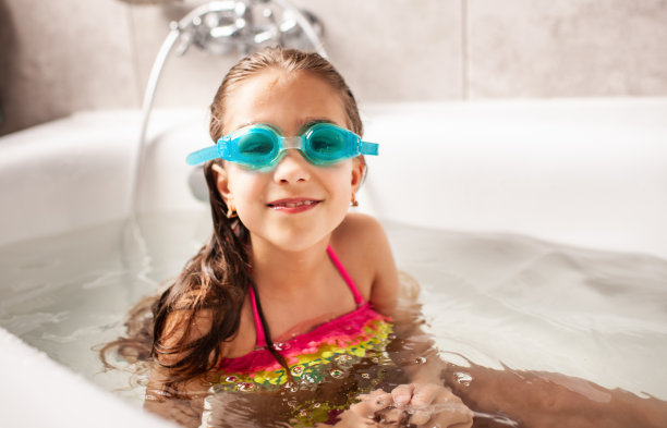 情绪有趣的白人女孩快乐地玩水素材图片