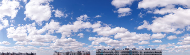 蓝天里的云。蓝色的天空中，朵朵白云图片下载