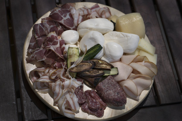 盘子里的肉和蔬菜图片下载