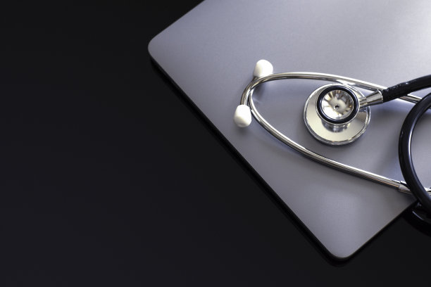 模拟医疗听诊器和笔记本电脑图片下载