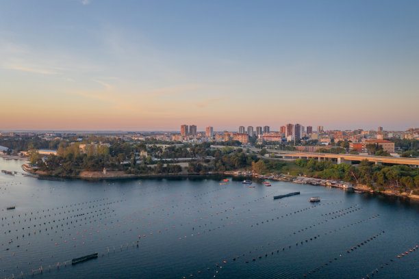 塔兰托市上午的鸟瞰图，意大利图片下载