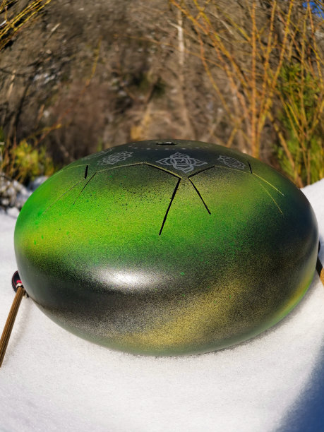 舌鼓在雪中图片下载