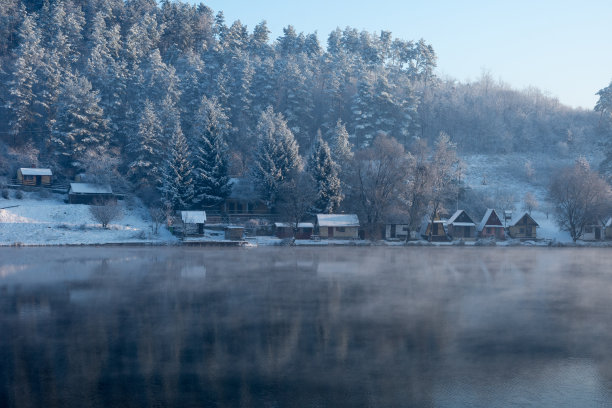 匈牙利冬天的水边图片下载