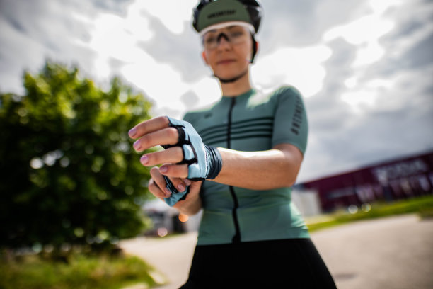特写的女人设置她的自行车手套图片下载