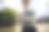 特写的女人设置她的自行车手套图片下载