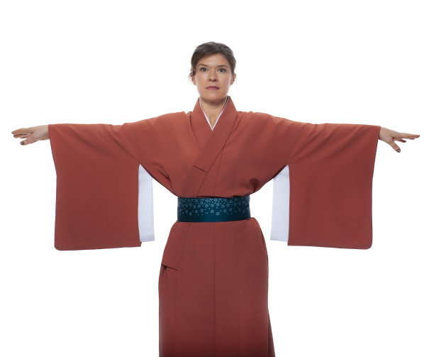 在白色背景上，穿着和服双臂交叉的妇女图片下载