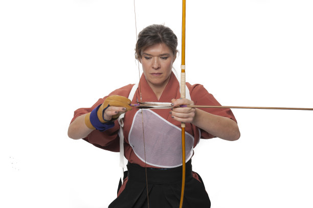 专注的女人练习弓道准备图片下载