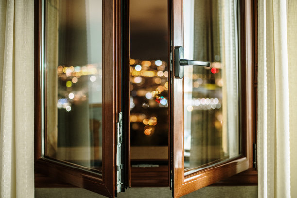 在城市的夜晚打开窗户图片下载