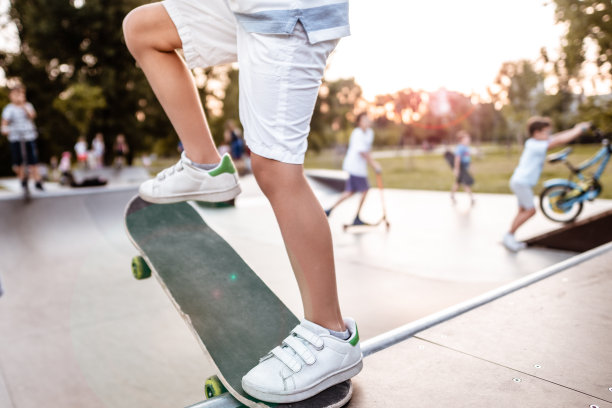 十几岁的男孩在街上玩滑板图片下载